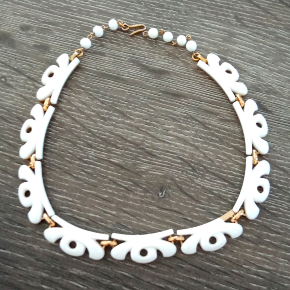 Milk glass Vintage choker